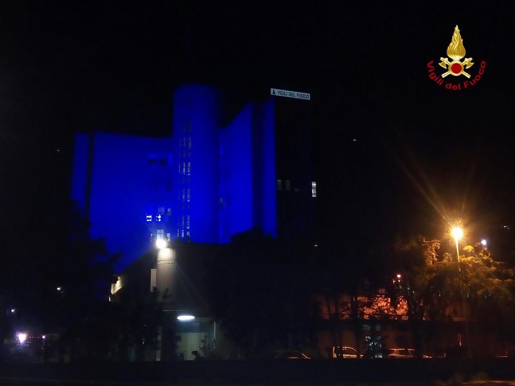 Cagliari, la sede dei vigili del fuoco si colora di blu per la notte dell’autismo