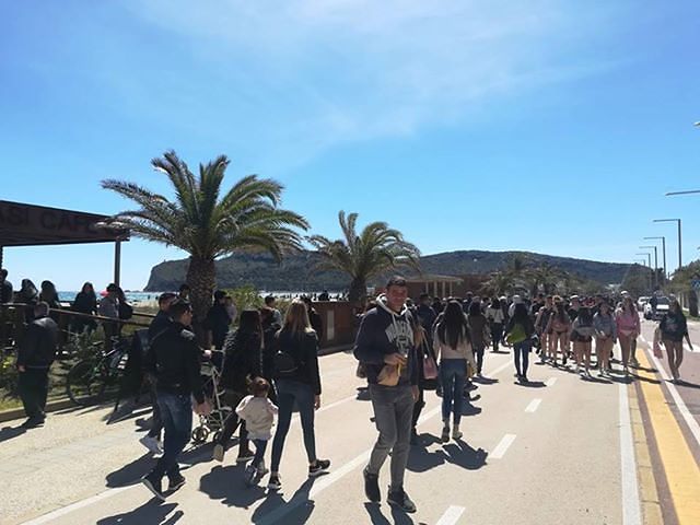 Pasquetta a Cagliari, pienone al Poetto: tutti a fare picnic in spiaggia