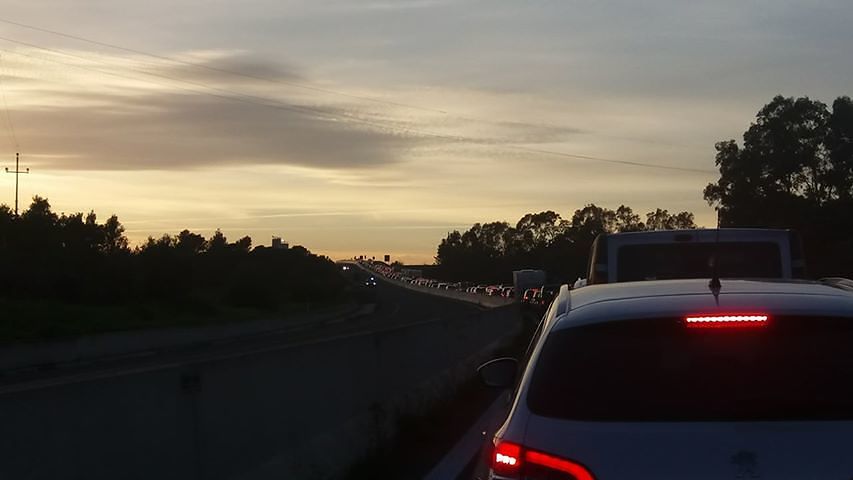 Centinaia di automobilisti in trappola sulla nuova statale 125, al ritorno dalla Pasquetta