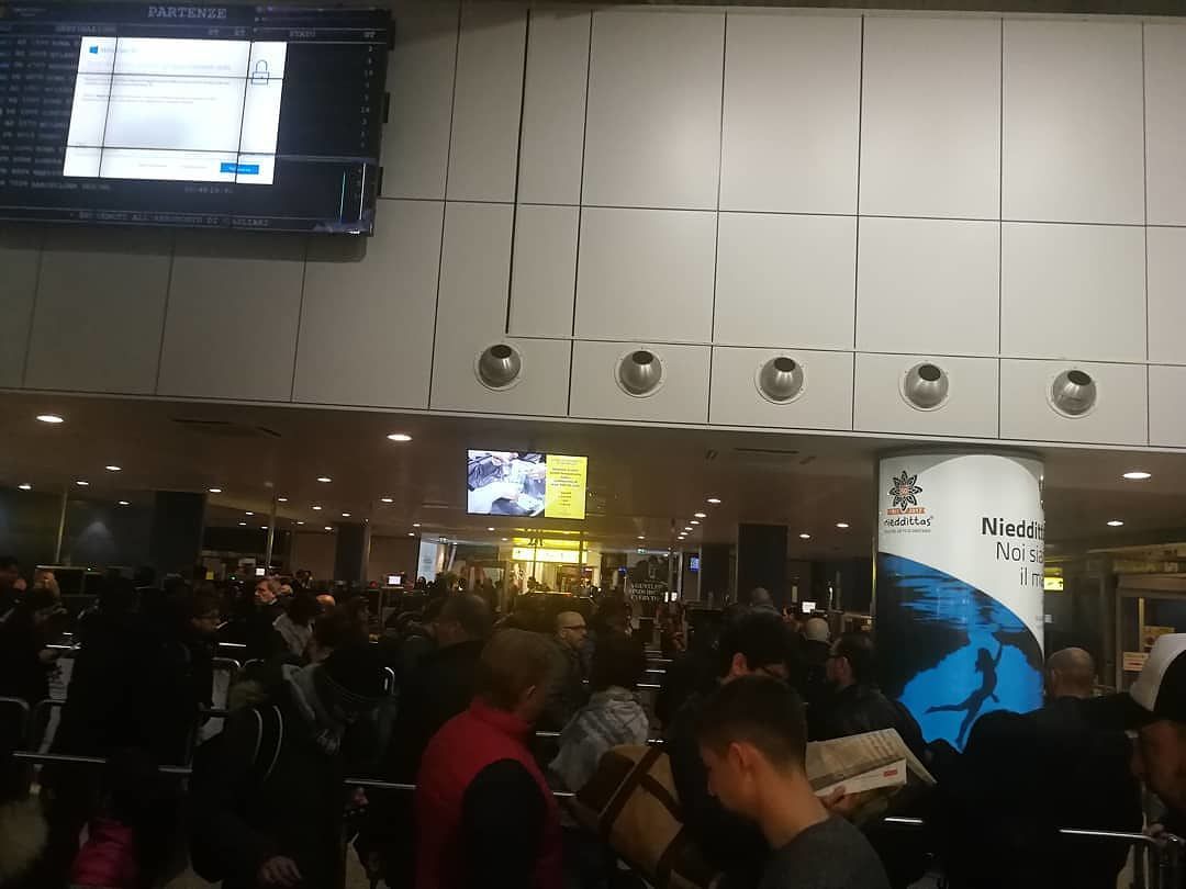 Dopo Sgarbi il siluro di un deputato: “Troppe file all’aeroporto di Elmas, costretti a partire in ritardo”