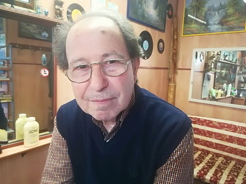 Antonio, storico barbiere di Monserrato: “Qui sta morendo tutto”