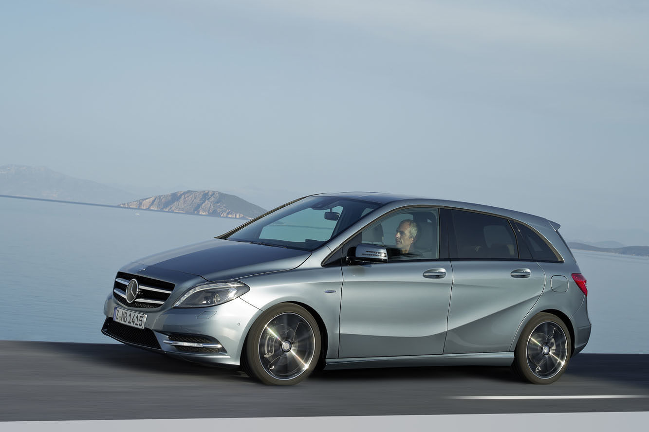 Quartu, compra la Mercedes dei sogni ma viene distrutta in una voragine stradale