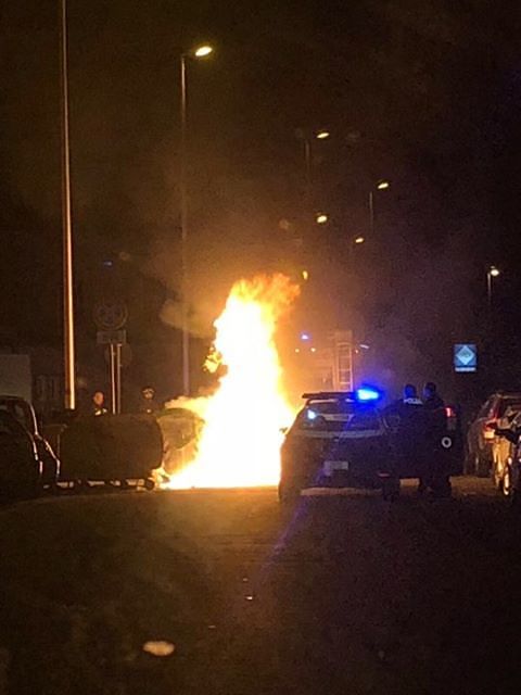 Cagliari, teppisti scatenati nella notte: a fuoco un cassonetto in via Tuveri