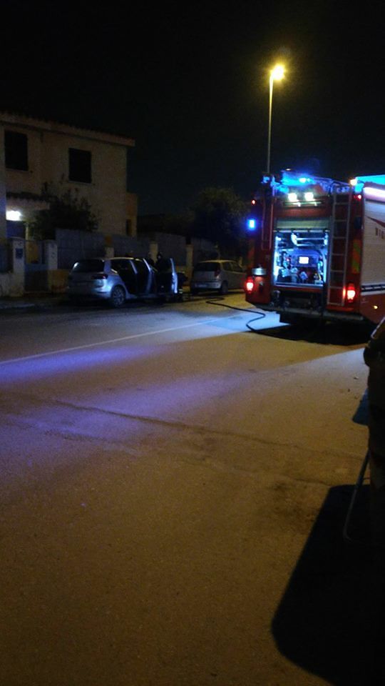 Cagliari, auto incendiata nella notte a Pirri: “La banda della diavolina ha le ore contate”