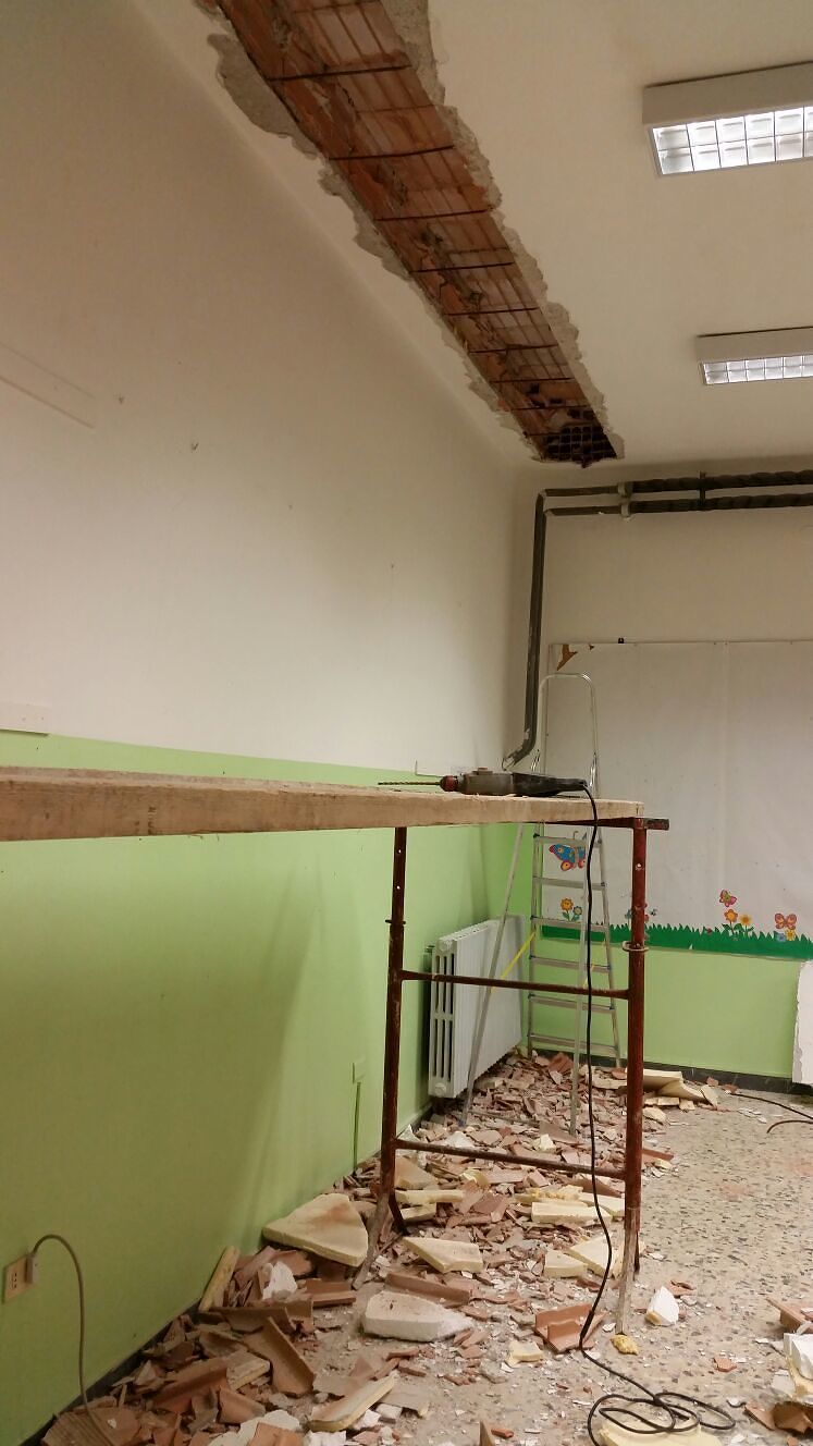 Soleminis, madre denuncia: “Piove in classe e il Comune non fa niente”