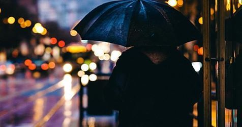 Firenze, il gesto d’amore di un’anziana: da sola di notte con la pioggia dal marito in ospedale