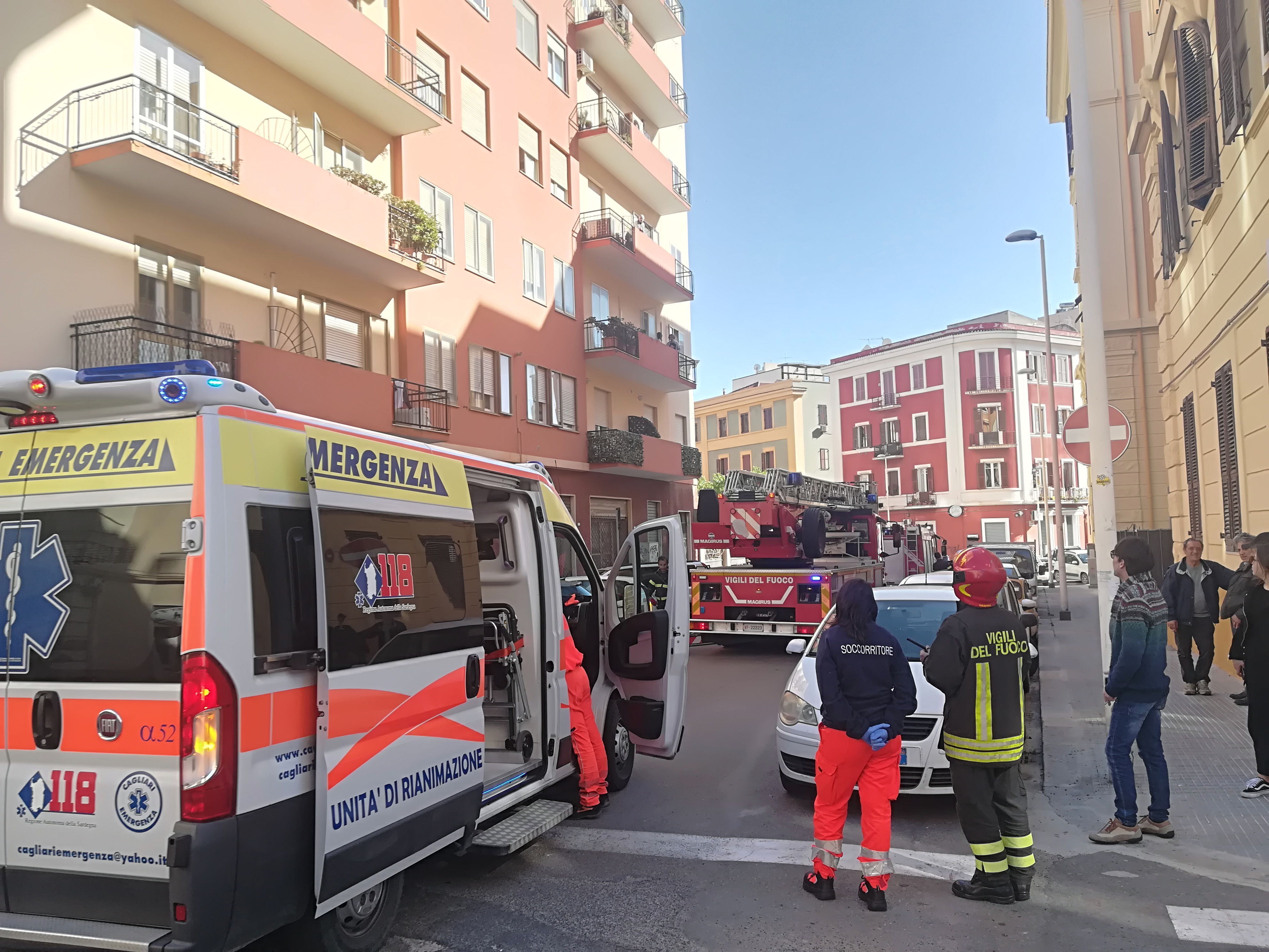 Cagliari, paura in via Leopardi: fiamme nell’appartamento di un’anziana