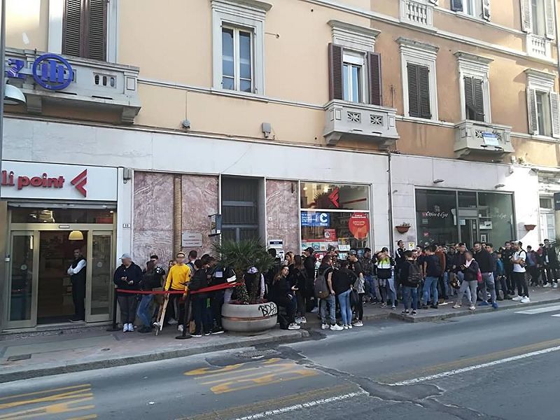 A Cagliari arriva Vegas Jones, centinaia di ragazzini in fila “impazziti” per il rapper