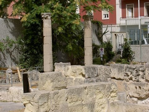 “Copertura a botola nel Corso? Si pensi a liberare Villa Tigellio dall’immondizia”