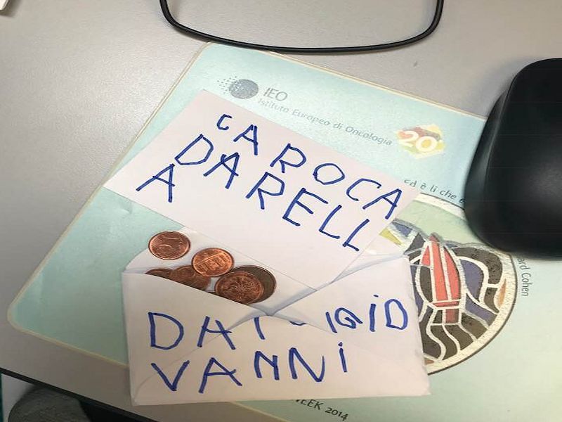 Medico salva la mamma dal cancro, bambino sardo gli dona i suoi risparmi per la ricerca