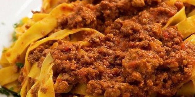 Figlia vegana minaccia la mamma: “Basta ragù, o ti pianto un coltello nella pancia”