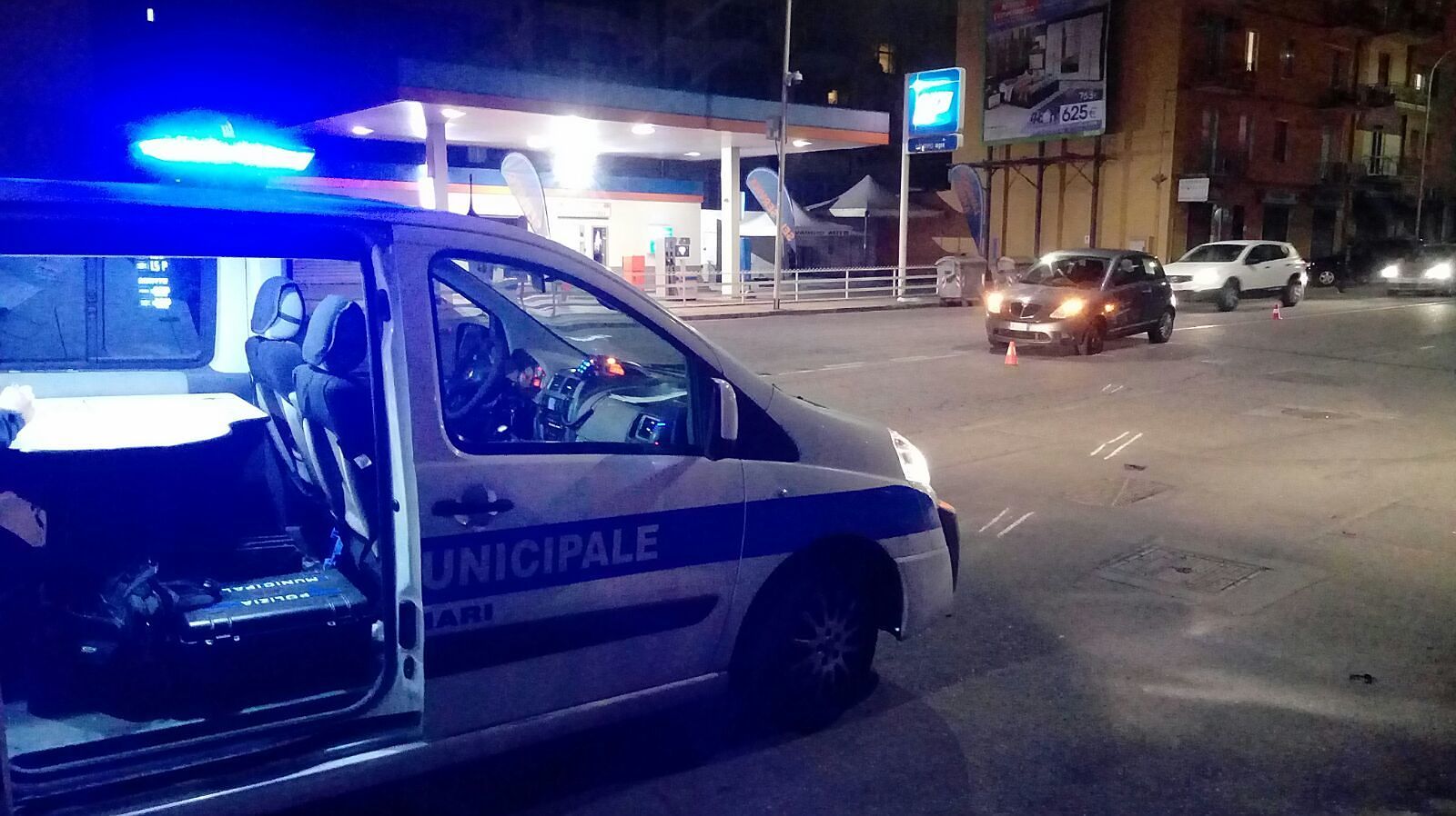 Scontro tra auto e moto in via Is Mirrionis, ferito un 28enne di Assemini
