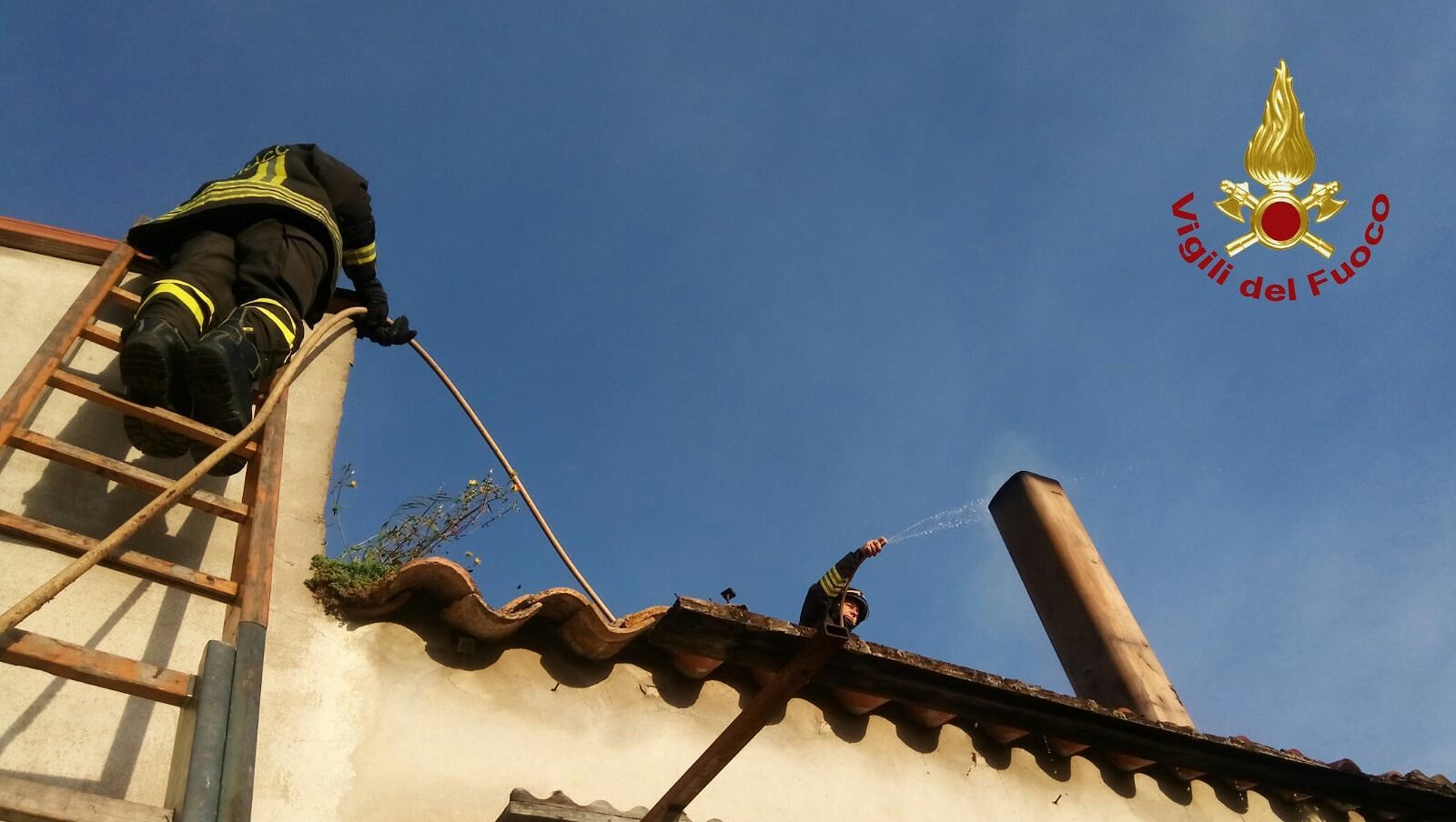 Prende fuoco la canna fumaria, due anziani messi in salvo a Capoterra