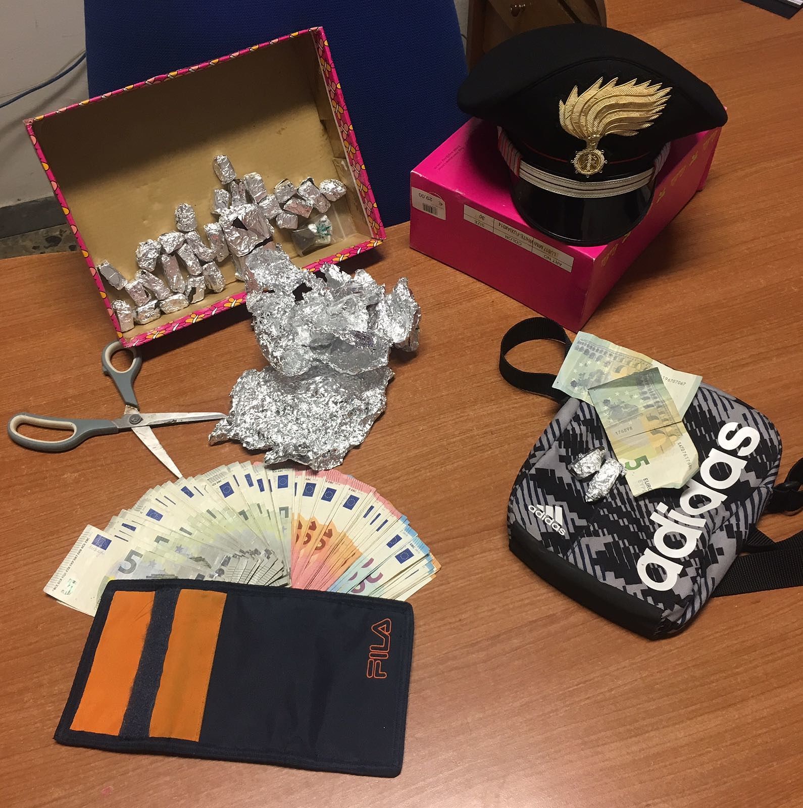 Baby pusher fermato a Uta: hashish e mille euro nascosti nella cameretta