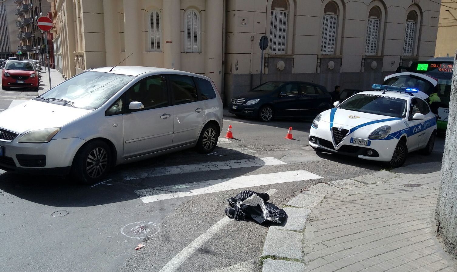 Cagliari, coppia di anziani investita a Stampace: 85enne si frattura un braccio