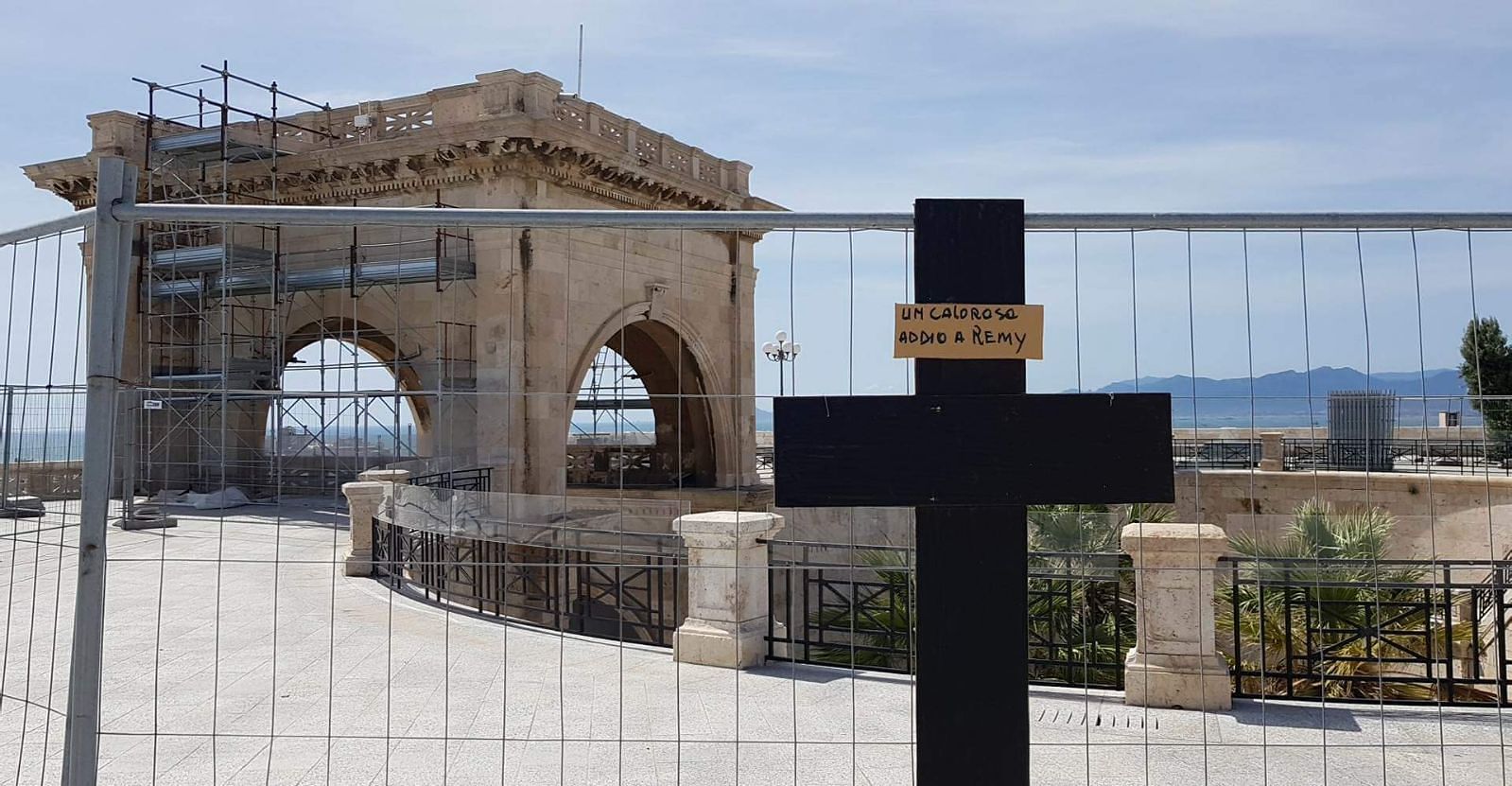 Cagliari, a Castello maxi croci di lutto: “Un caloroso addio, siamo morti”