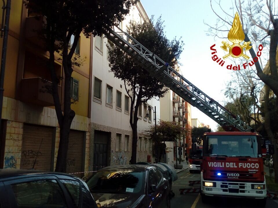 Cagliari, si sgretola la facciata di un palazzo in via Dante: momenti di paura