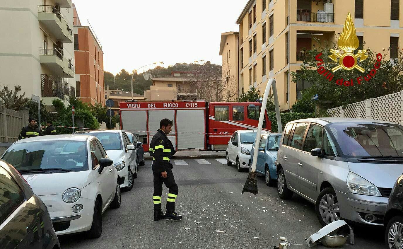 Cagliari, crolla un palo della luce: panico in via Zurita