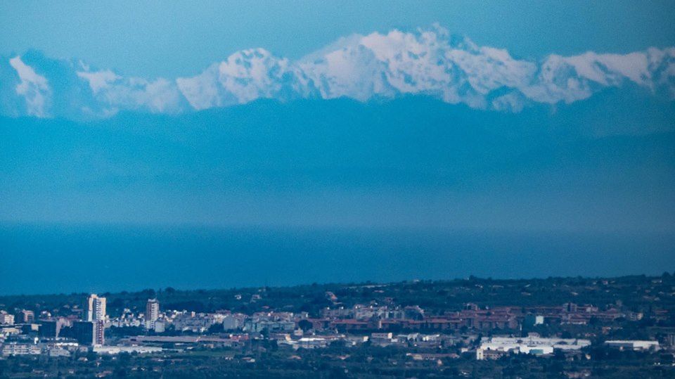 Sassari e lo splendido sfondo delle montagne imbiancate della Corsica