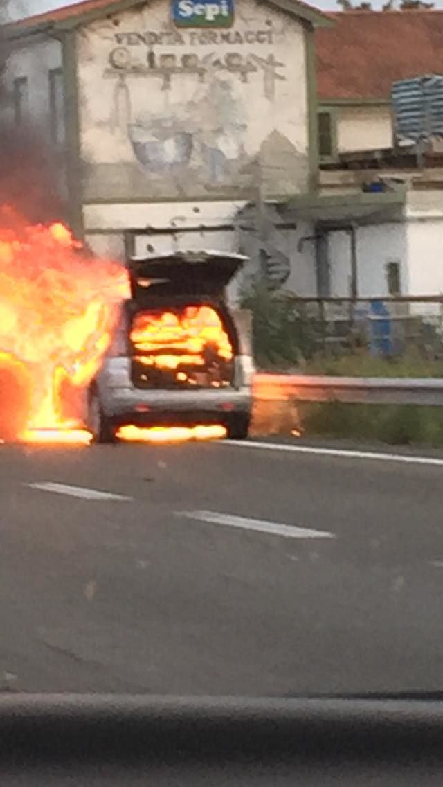 Sardegna, paura sulla 131 all’altezza di Terralba: auto in fiamme