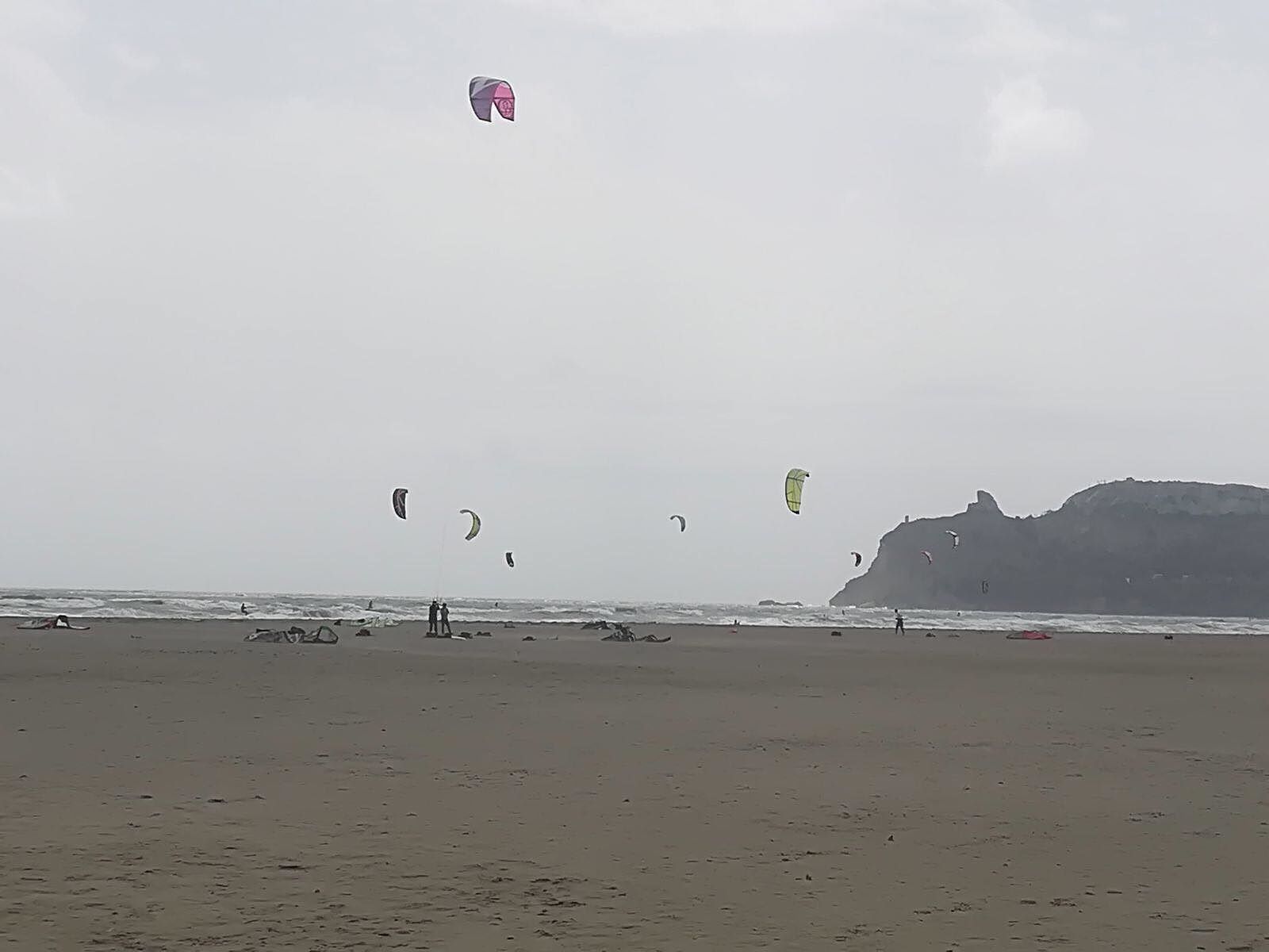 Vento a 45 km orari a Cagliari, al Poetto mare in tempesta e kiters scatenati