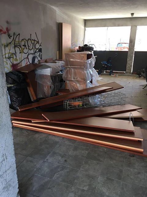 Inciviltà a Cagliari: scaricata “mezza casa” nel porticato dove giocano i bambini