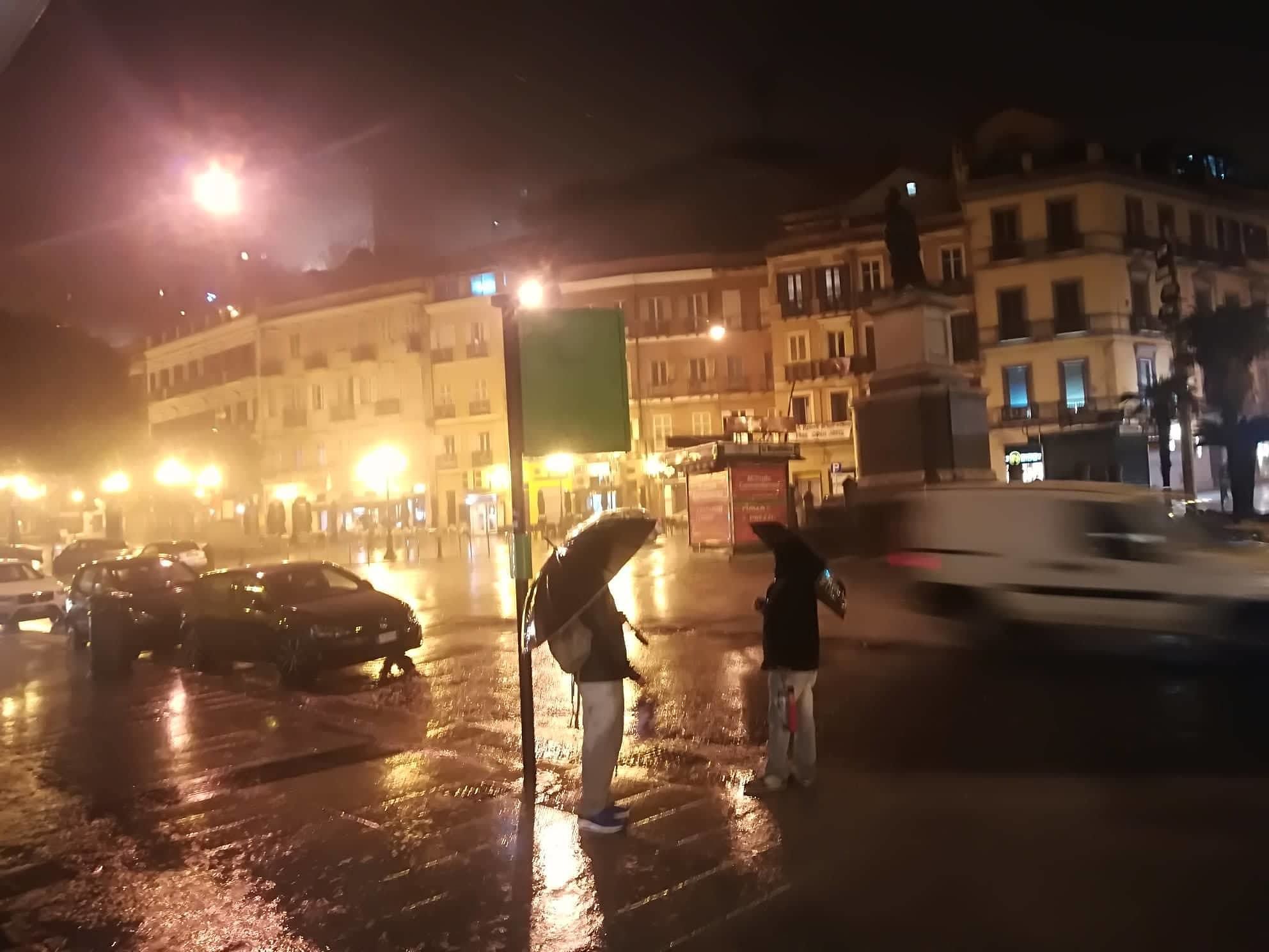 Cagliari sotto la pioggia, acquazzone in centro: fiume d’acqua nel Corso e in piazza Yenne