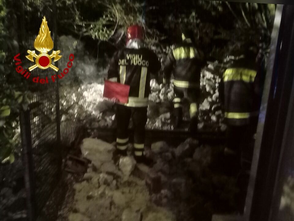 Cagliari, paura nella notte sotto la pioggia: crolla un muro dopo la fuga di gas