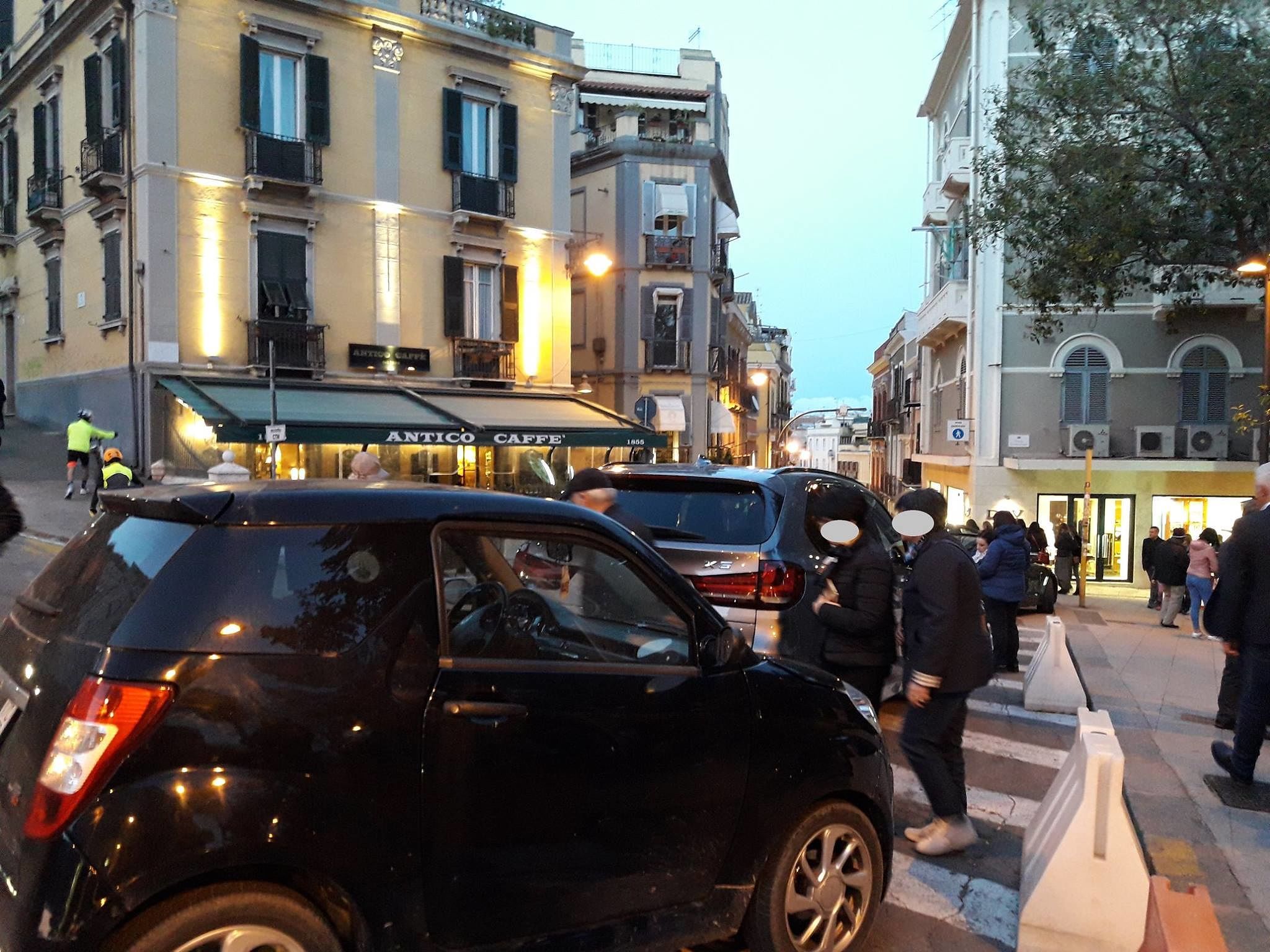 Cagliari, i furbetti dello Spritz in sosta vietata: parcheggio selvaggio con vista Bastione