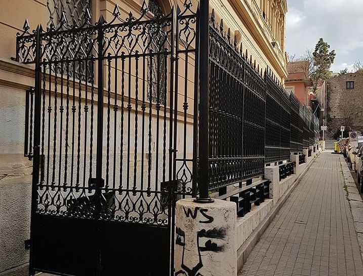 Cagliari, addio latrina a cielo aperto in piazza Carmine: ecco la cancellata