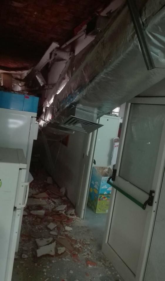 Iglesias, al santa Barbara crolla il sottotetto dell’ospedale: è polemica aperta