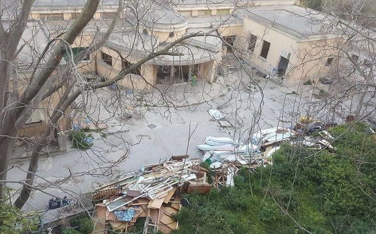 Cagliari, “l’immondezzaio turistico” sotto la Torre di San Pancrazio