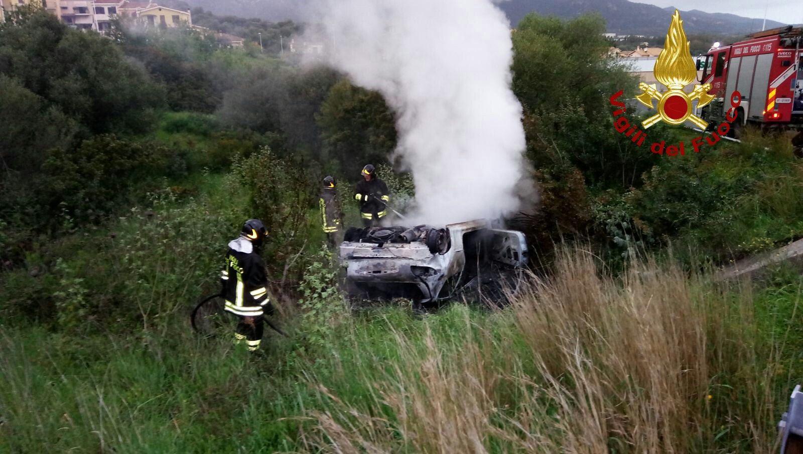Sarroch, auto prende fuoco dopo un volo di 4 metri: nessuna traccia del conducente