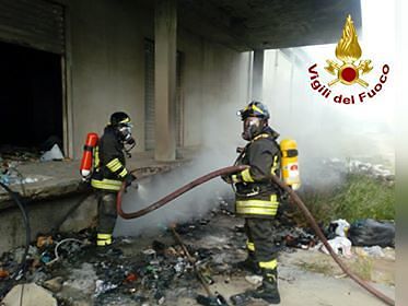 Cagliari, incendio in viale Elmas: rogo di rifiuti nel capannone abbandonato