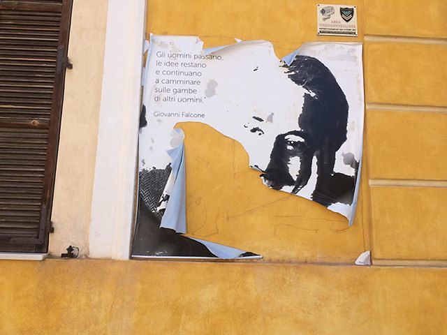 Monserrato, la denuncia dello scrittore Raccis: “Distrutto il cartellone di Falcone”