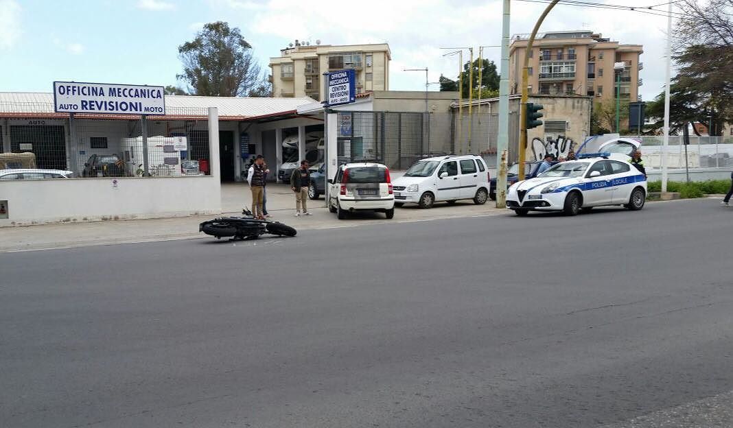 Cagliari, incidente in viale Marconi: auto taglia la strada a una moto, un ferito