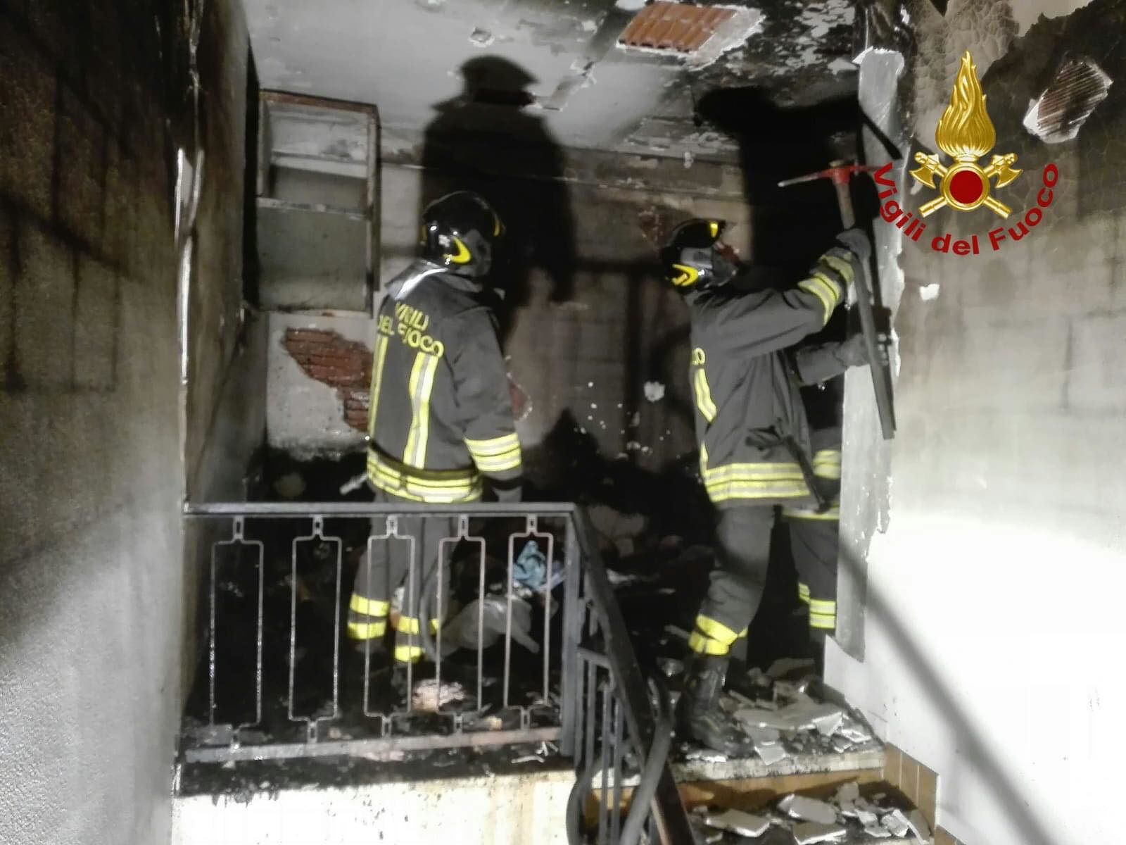 Fiamme in un palazzo a Villacidro, padre e figlio intrappolati in casa: salvati dai vigili