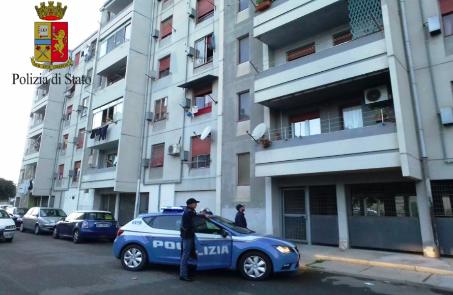 Cagliari, sorpreso con droga e coltello: pregiudicato arrestato in via Is Mirrionis