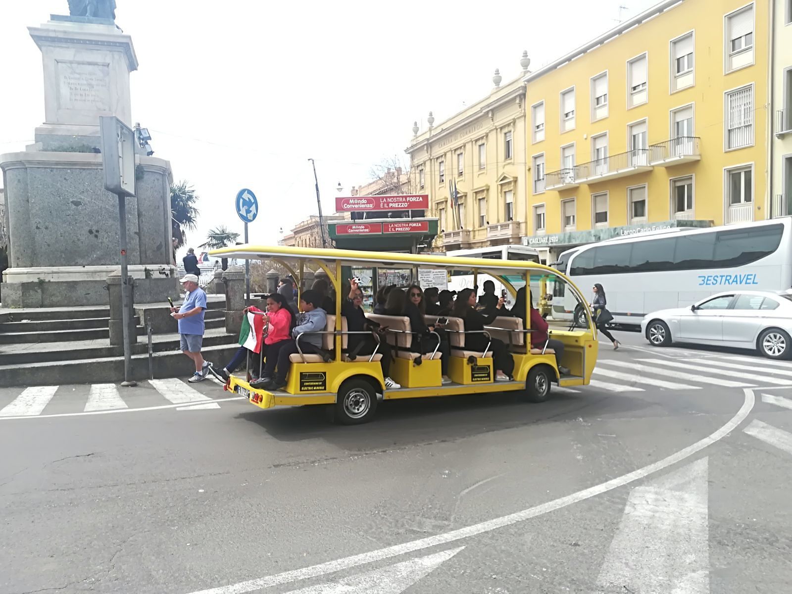 Cagliari, boom di crocieristi americani in città: tutti all’assalto di gelati e biciclette