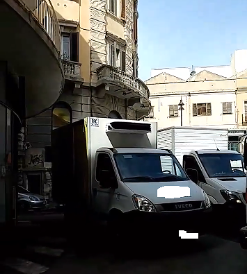 Cagliari, via Oristano in ostaggio dei camion: “Negozi murati diventano invisibili”