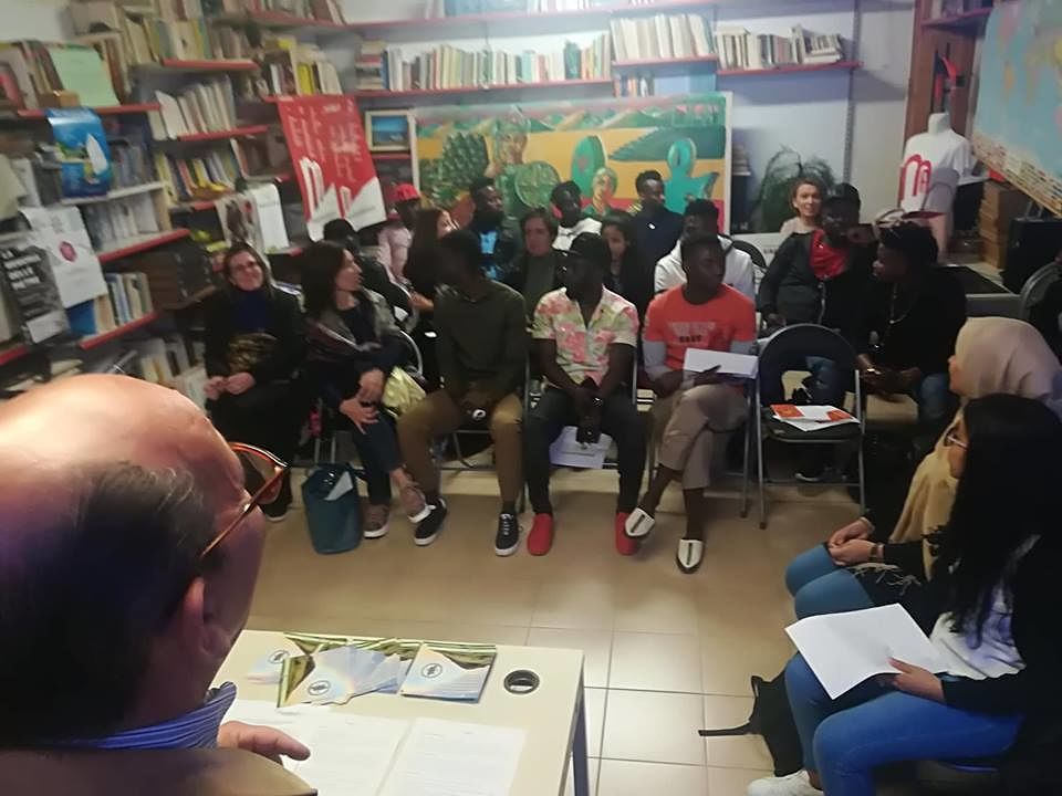 A Cagliari i migranti scoprono e raccontano la città ai residenti: “Così si combatte il razzismo”
