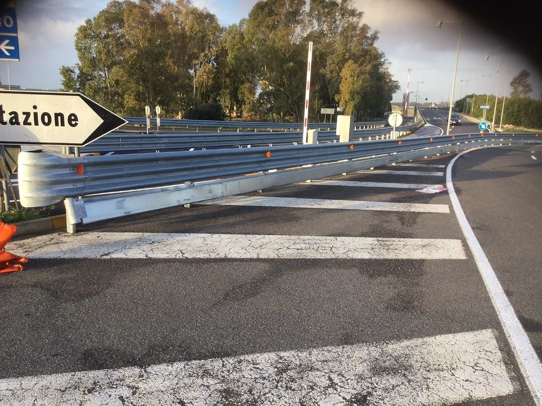 Elmas, svolta sicurezza all’aeroporto: ecco i guardrail “salvamotociclisti”