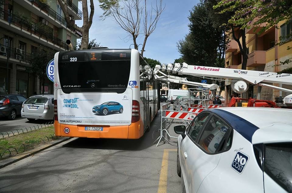 Cagliari, paura in via Dante: gru colpisce bus del Ctm