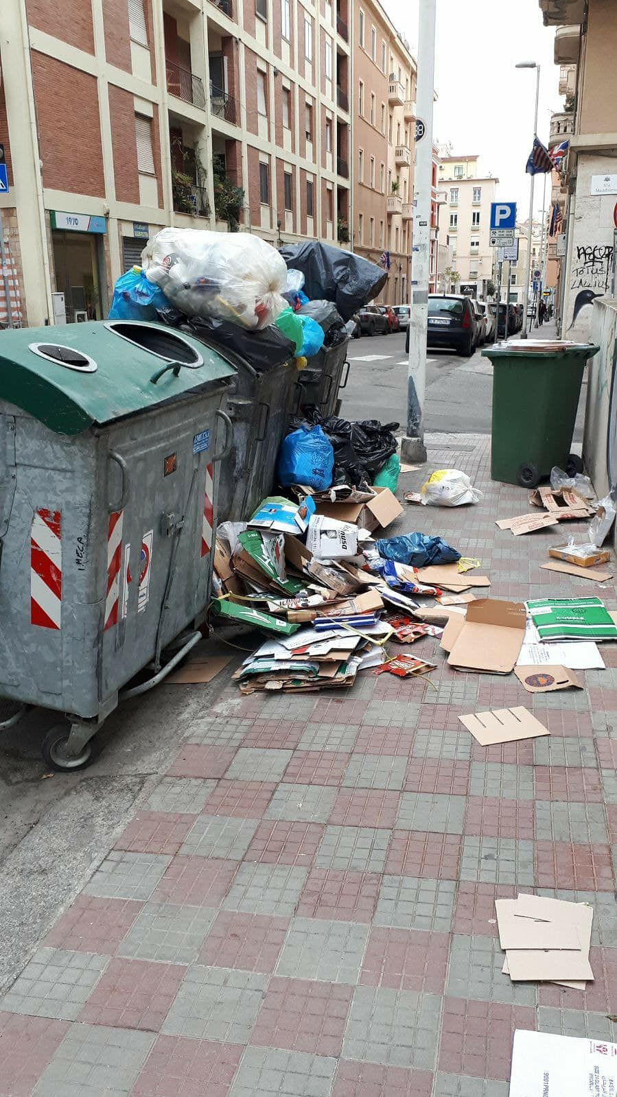 Cagliari, cumuli di rifiuti assediano i cassonetti: passanti costretti a fare lo slalom