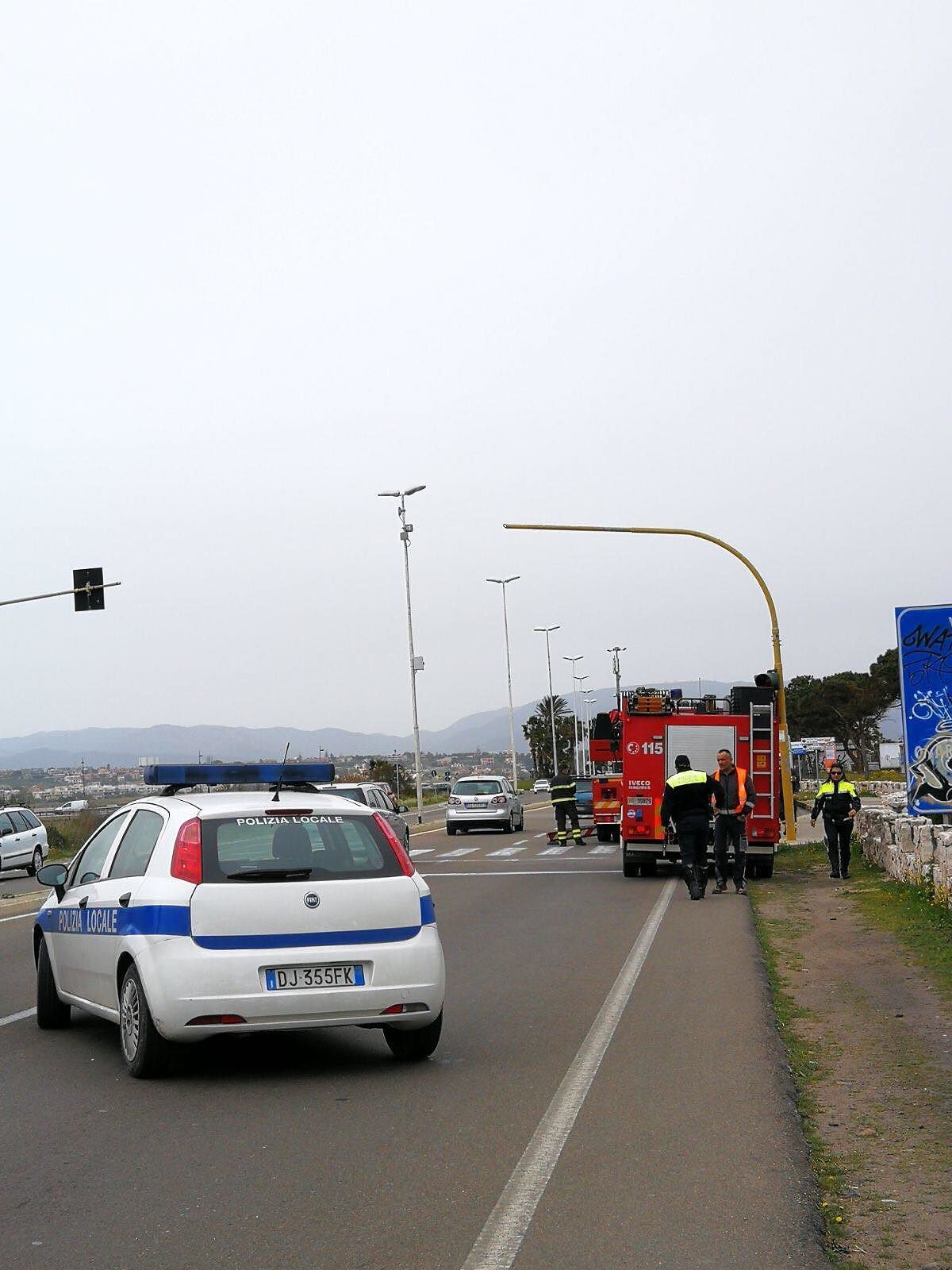 Cagliari, il vento fa volare un semaforo al Poetto