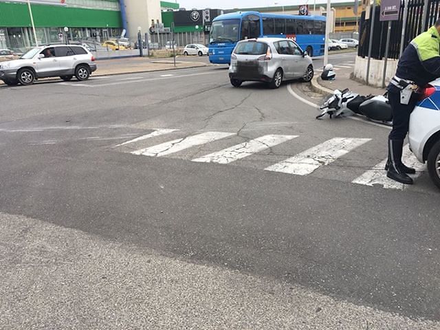 Cagliari, crash tra auto e scooter in viale Ciusa: ferito un 20enne cagliaritano