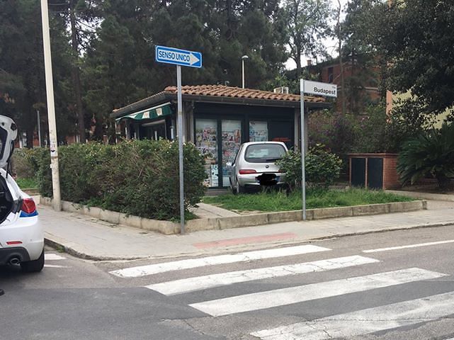 Cagliari, donna 82enne si schianta con la sua auto sull’edicola di Genneruxi
