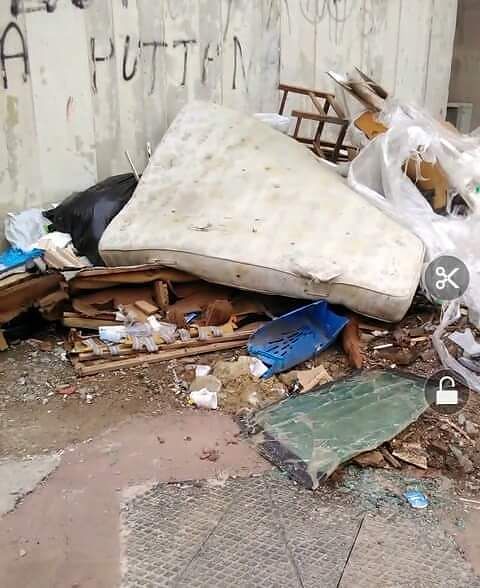 Cagliari, piazza Demuro invasa da topi e rifiuti: “Abbandonati dalle istituzioni”