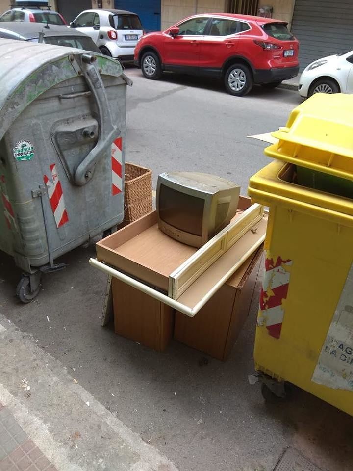 Cagliari, la corsa dei furbetti incivili: disfarsi dei vecchi mobili prima del porta a porta