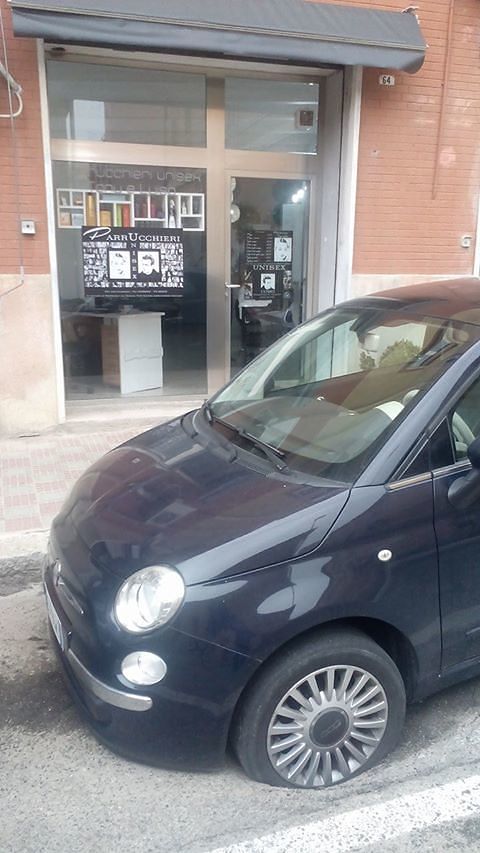 Cagliari come Roma: una voragine in strada fa sprofondare un’auto